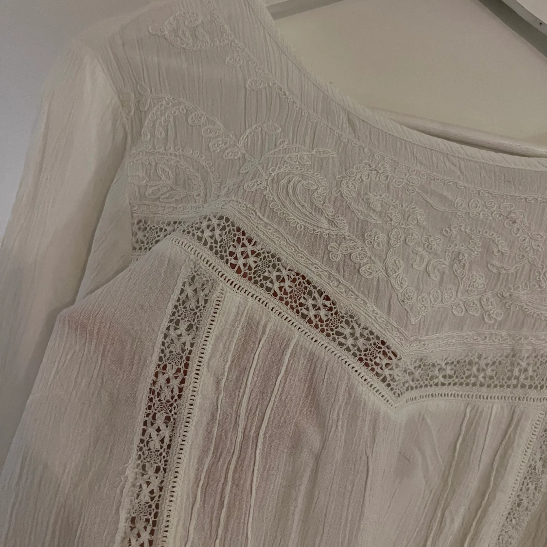 Blus med spetsdetaljer - 90