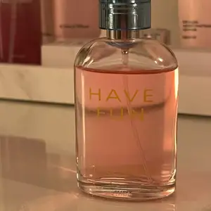 En nästan oanvänd parfym som luktar supergott och sött 💕 Kollar upp frakt direkt vid intresse :)