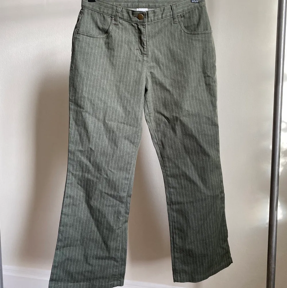 Skit snygga gröna byxor med vita ränder. Vintage. Jätte fin kvalite. Midja 38cm, Längd 93cm.. Jeans & Byxor.