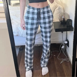 Pyjamasbyxor från Kappahl - LÄGGER UPP IGEN PGA OSERIÖS KÖPARE! Säljer dessa pyjamasbyxor från Kappahl som knappt är använda! Storlek XS och jag på bilden är 160 cm. Frakt tillkommer på 48 kr🤍 Budgivning från 50 kr eller köp direkt för 200 kr + frakt (avslutas söndag 12.00)