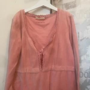 Odd molly klänning Strl S - Super fin odd molly klänning med rymliga fickor fram och fina volangdetaljer. Använd men har mycket kvar att ge!