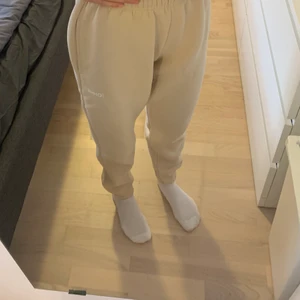 ONME Bukser - Sælger disse bukser fra Onme. De er ALDRIG blevet brugt ( kun prøvet på billedet ) Str. XS Ny pris : 400kr Mindste pris : 250kr