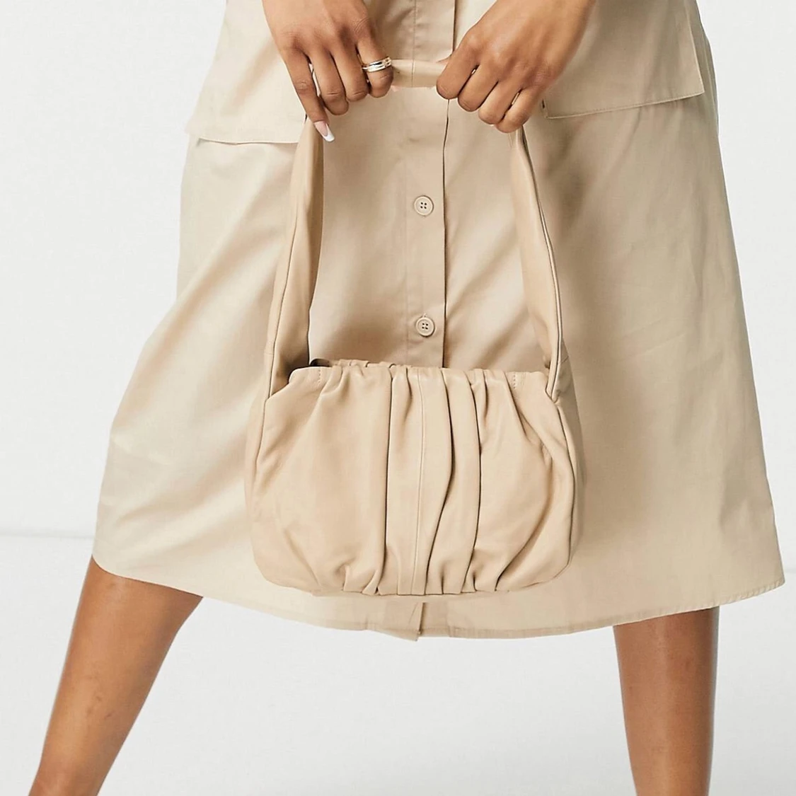 Beige axelväska från asos  - 90