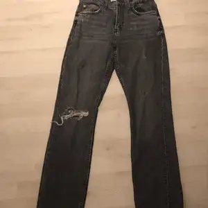 Jättefina gråa zara jeans med slitningar🤍 straight och mid/high waist går precis t naveln 