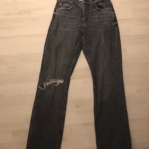 Zara jeans i stl 34/36  - Jättefina gråa zara jeans med slitningar🤍 straight och mid/high waist går precis t naveln 