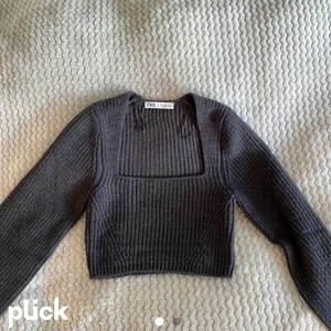 Zara tröja - Säljer den här snygga stickade tröjan från Zara! Oanvänd med lapp kvar!