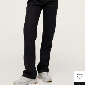 Jeans - Ganska lågmidjade jeans från mango. Säljer pga att de ej kommer att komma till användning. De är helt nya och aldrig använda. Skriv för intresse,frågor eller mer bilder. ✨ 400 kr inklusive frakt!