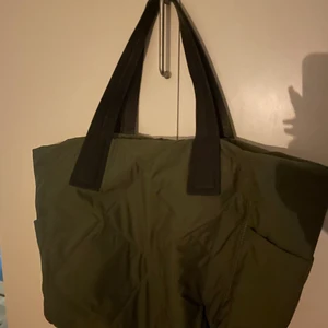 Stor rymlig väska, ny - Aldrig använd, såå stor och rymlig, köpt på Gina 