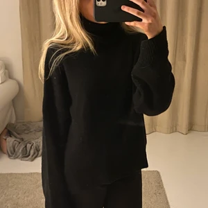 Zara tröja  - Svart polo tröja från zara!! Använd en gång, bra skick! Väldigt mjuk och härlig❤️