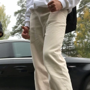 Beiga jeans - Superfina raka jeans från Weekday! Toppen skick. Köpare står för frakt 💓.