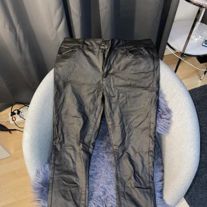 Skinnbyxor - Skinnbyxor från Vero Moda. Använd nån gång för dom har alltid varit för stora för mig. Så i nyskick. 250kr M/L 30