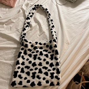 Mönstrad väska - Mönstrad väska i fluffigt material, aldrig använd 🖤