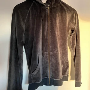 Cheap monday tracktop - Cheap monday tracktop Storlek small Skick 8/10 köpt på loppis så den är använd men inget fel i övrigt  