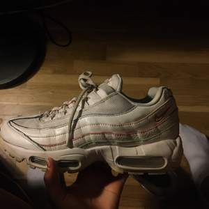 Nike airmax 95. Använda men i var skick. Liten slitning på vänster tå, därav priset. Kan mötas annars betalas frakt av köpare