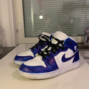 Jordans mid - Säljer mina Jordans mid som i grunden var vita men tyckte det var trist så jag ritade dom blå lila, själv tycker jag det är snyggt. finns lite bläcket här och där av färgen men inte sä att man tänker på de. storlek 40 men passar perfa på mig som har 38