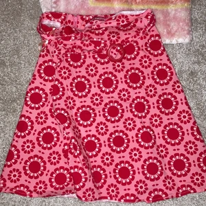 Industries kjol - En väldigt fin kjol som är lite i coconut girl stilen/90-tal skulle jag säga!😅 den är i nyskick och andvänd 1 gång! Den har ett ”bälte” med en blomma på! Bältet går att göra super tajt! På bakdelen finns även en dragkedja.