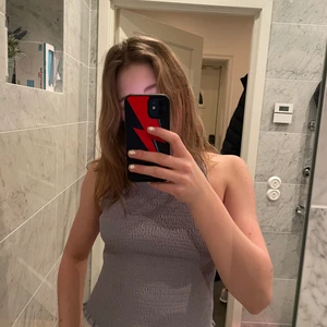 Snygg topp från zara - Cool topp från zara, aldrig använd! Funderar på att sälja men vet inte, buda högt!