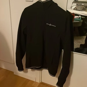 Sail racing vindjacka  - Super fin vind jacka , 10/10 i skick.                              Säljer på grund av att den inte kommer till användning. Storlek M. Ny pris 1250 kr säljer för 500kr.                       Köparen står för frakt, kan dock mötas up i Stockholm.