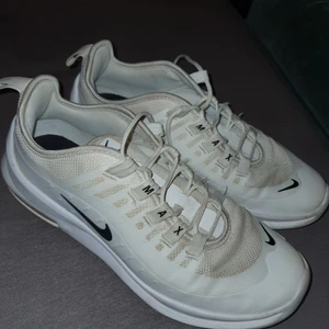 Nike air max skor  - Nike air max skor i storlek 40 säljer dom för att dom är för små för mig nu dom ser lite gamla ut men är fina