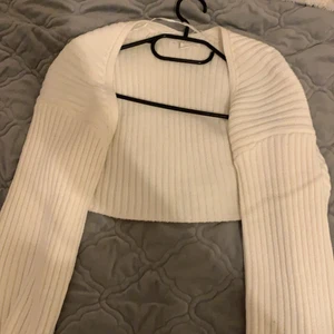 Kofta - En mycket populär kofta från hm. Strl s men tycker att den både passar en m och en ca beroende på hur man vill att den ska sitta. Har Max använts 1 gång