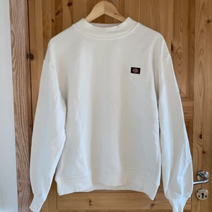 Dickies tjocktröja - Fin tjocktröja från dickies. Änvänd endast ett fåtal gånger, så fint skick! Hör av dig om du önskar fler bilder eller undrar något! ☺️ (köparen står alltid för frakten) 