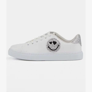 DeFacto smileyworld sneakers - Säljer nu dessa helt nya smiley sneakers, prislappen sitter kvar så dom är inte använda en ända gång. De är slut på hemsidan. Säljer likadana i storlek 37. Kom privat vid frågor eller ifall ni vill ha fler bilder💗