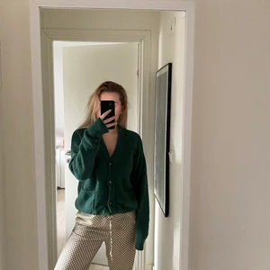 Kofta - Superfin grön kofta ifrån Magasin du Nord, Köpenhamn. Använd 2 gånger