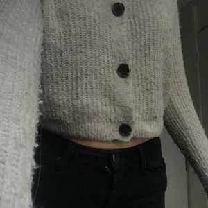 Fin tröja i från H&M - Tröjan är stickad och har en vit färg. Kanske lite bege. Väldigt bekväm att ha på sig! Tröjan har dock börjat ludda (inte på möbler eller liknade, utan tröjan har lite ludd på sig) därför har jag sänkt priset (Det originala priset var 199kr om jag inte minns fel)🤍