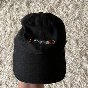 Travis Scott Astroworld keps. Knappt använd. Säljer även Astroworld hoodie