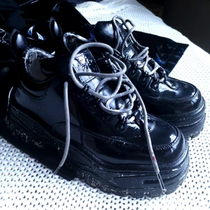 Eytys angel - Ett par eytys angel som har spraymålats och akrylmålats för en personlig twist. Originellt vita lackade. Målats på ett sådant sätt att färgen spricker/faller av för en sliten look. Skriv för fler bilder :)