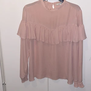 Rosa blus  - Rosa blus med fina detaljer💞