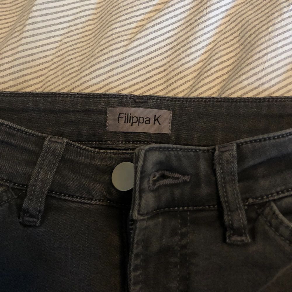 Säljer dessa unika jeans från Filippa k. Osäker på storlek med de passar mig som är en 32a. De har en slit på yttersidan längst ner och unika metall design. Nyckick . Jeans & Byxor.