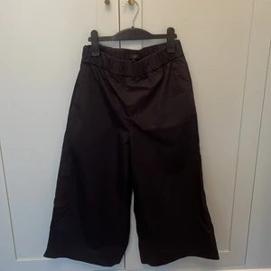 Byxor från COS - Byxor från COS i storlek 34