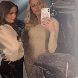 Glittrig one shoulder klänning - Jättefin klänning i fint glittrigt tyg. Den är använd en gång. Köpare står för eventuell frakt 🤩😍❤️‍🔥