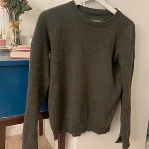 Grön Kashmir tröja  - Grå-grön kashimr tröja från Zadig&Voltaire i storlek S