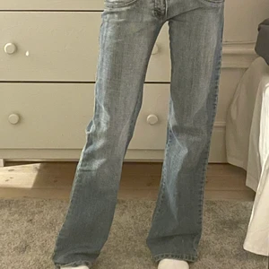 Low waist jeans - Lägger ut igen då pågrund av oseriös köpare❗️säljer mina jätte coola blåa bootcut Low waist jeans då dom inte längre kommer till användning🤩 köpta second hand men bra skick.     Midjemått: 68cm innerbenslängd: 76 cm