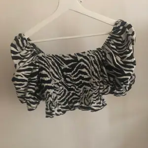 Zebra printad gullig topp med puffiga armar storlek:S (köparen betalar frakt)❤️❤️