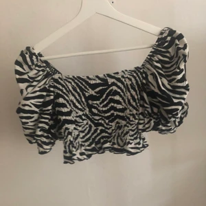 Topp - Zebra printad gullig topp med puffiga armar storlek:S (köparen betalar frakt)❤️❤️