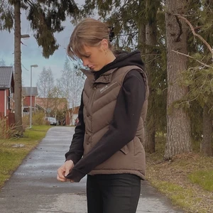 J.Lindeberg väst - Säljer min bruna J.Lindeberg väst som jag köpte här på Plick då den tyvärr är för liten för mig. Superfint skick och magisk brun färg. Hör av er vid frågor💛