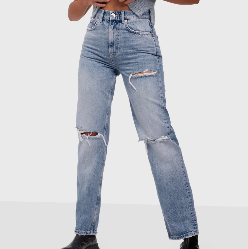 Superfina jeans men kommer tyvärr aldrig till användning❤️storlek 32 men sitter mer som en 34🥰(andra bilden är lånad!!). Jeans & Byxor.