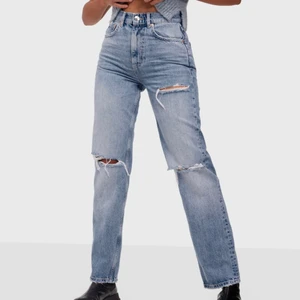 Gina tricot - Superfina jeans men kommer tyvärr aldrig till användning❤️storlek 32 men sitter mer som en 34🥰(andra bilden är lånad!!)