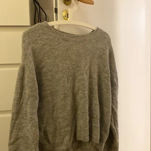Stickad tröja från hm - En grå stickad tröja från hm. Superskön och passar till allt. Storlek s.