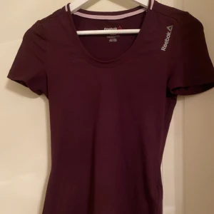 T-shirt Reebok - Tränings t-shirt från Reebok i storlek xxs men känns mer som xs/s. Köparen står för frakt:)