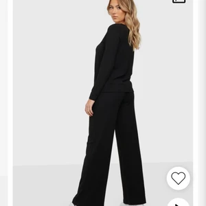 Byxor - Säljer dessa supersköna och snygga ribbade byxor från nelly, bra material och relativt oanvända. Storlek xs och är bra längd på mig som är 163, skulle även passa de som är längre också, men också kortare🥰 skriv privat om ni har frågor.