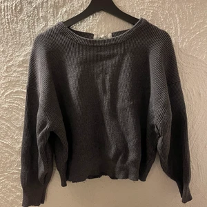 Zara tröja storlek M - Grå Stickad tröja från Zara. En rosett i nacken back. Storlek M