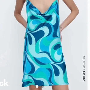 Klänning zara - Super fin klänning, endast använd en gång och kommer ej använda igen därför säljer jag, klippt bort lappen men tror det ska vara en storlek S eller M💕