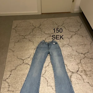 Passar till vad som - Utsvängda byxor 