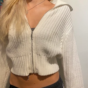 stickad kofta - stickad kofta från gina tricot aldrig använd, super mysig strl XS-S möjligtvis M