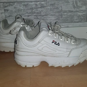 Fila skor💗 - Det här är ett par fina fila skor i bra skick. Tyvärr har de blivit för små för mig och är i storlek 35. Man får minst buda 10kr per bud. Säljer till högst bud!💗😊