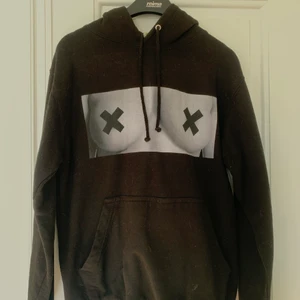 Hoodie - Svart hoodie med coolt tryck och bekvämt material